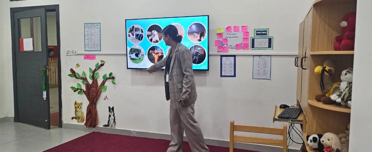A CSI subject matter expert guiding a classroom discussion